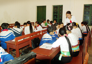 Năm học 2011-2012, trường PTNT Lạc Sơn có 4 giáo viên dạy giỏi cấp tỉnh, 14 em học sinh giỏi cấp tỉnh, 27 em học sinh giỏi cấp huyện đứng thứ nhất các trường nội trú tỉnh.